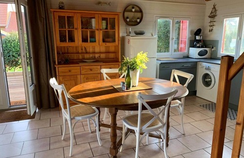 Asnelles House | Wooden house 50 m from the landing beaches close to shops and restaurants