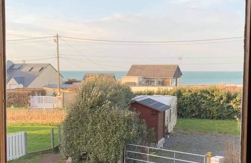 Asnelles House | Wooden house 50 m from the landing beaches close to shops and restaurants