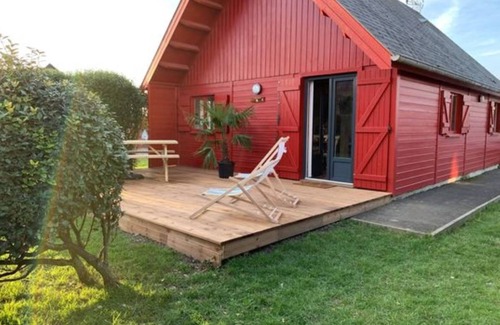 Asnelles House | Wooden house 50 m from the landing beaches close to shops and restaurants