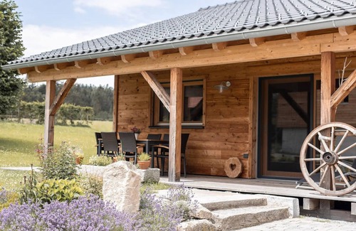 Jandelsbrunn Apartment | Wooden house - adjacent to the wide meadows