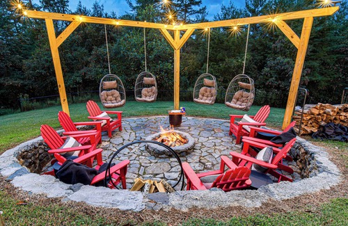 Leicester House | Woodford Retreat – Luxe Mountain Escape w/Theater, Game Room, Hot Tub & Views