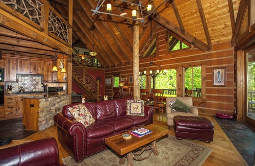 Fairview Cabin | Woodhaven | Private, Pet Friendly, Hot Tub & Mountain View!