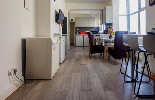 Stoke-on-Trent Apartment | WoodHus Lodge Large Double Room 3