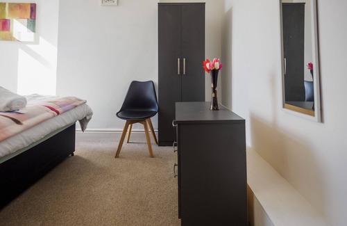 Stoke-on-Trent Apartment | WoodHus Lodge Large Double Room 3