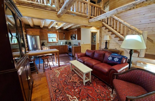 Otis Cottage | Woodland Cottage (EST. 2020) Convenient, private, family friendly
