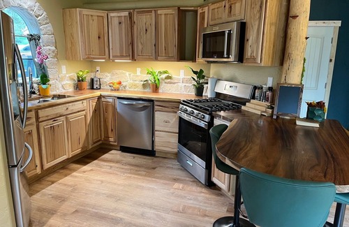 Indian Hills Cottage | Woodland Cottage Winter Retreat 30 Mins from Denver- WiFi, Kitchen, Sleeps 4