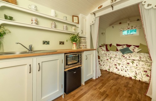 Woodbridge Cabin | Woodland Retreat Shepherd's Hut, Brundish