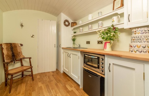 Woodbridge Cabin | Woodland Retreat Shepherd's Hut, Brundish