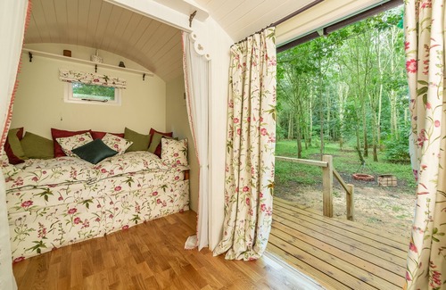 Woodbridge Cabin | Woodland Retreat Shepherd's Hut, Brundish
