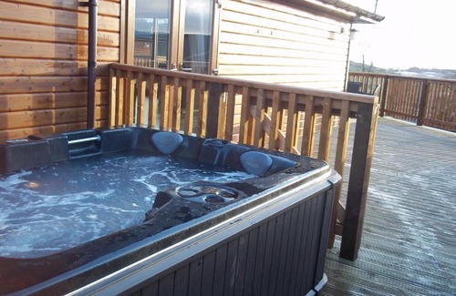 Cupar House | Woodpecker Lodge with Hot Tub near Cupar Fife