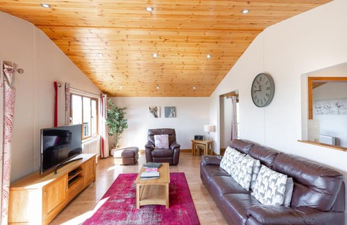 Cupar House | Woodpecker Lodge with Hot Tub near Cupar Fife