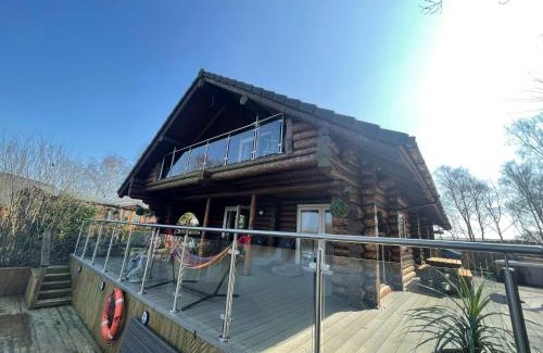 Tattershall House | Woodpecker Log Cabin with hot tub, pizza oven bbq entertainment area, lakeside with private fishing peg situated at Tattershall Lakes
