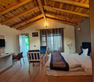 Mukteshwar Hotel | Woodpecker's nest by lake & woods