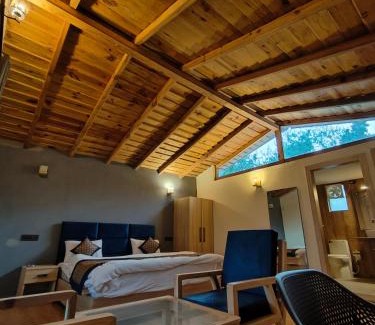 Mukteshwar Hotel | Woodpecker's nest by lake & woods