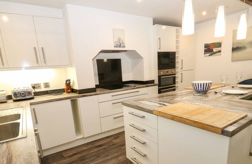 Dobcross House | WOODS LANE COTTAGE, pet friendly, with open fire in Dobcross, Oldham