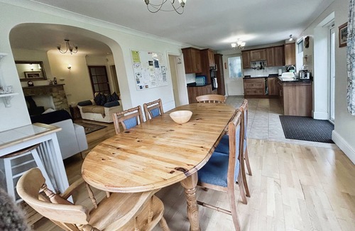 Godshill Cottage | Woodside Cottage - a house that sleeps 6 guests in 3 bedrooms