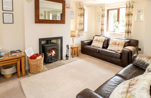 Grewelthorpe Cottage | WOODSIDE COTTAGE, pet friendly, with open fire in Grewelthorpe