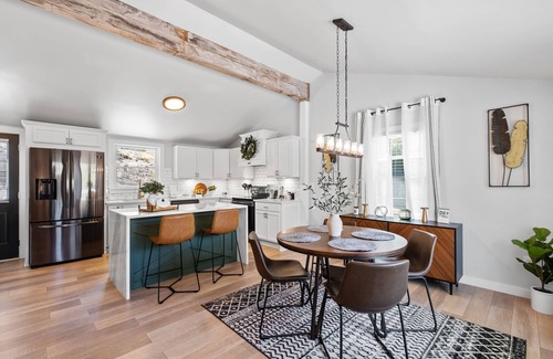 Woodstock House | Woodstock Charm- 2 min to downtown Woodstock & Pet Friendly!
