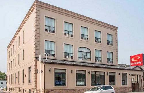 Woodstock Hotel | Woodstock Inn and Suites