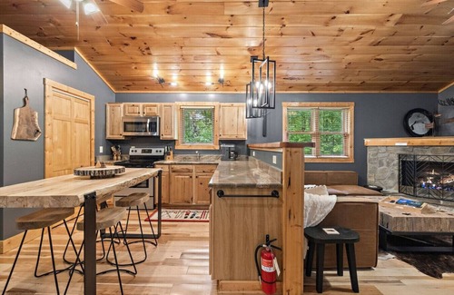 Beech Mountain House | Woodsy 2br Cabin Close to Beech Mtn Resort