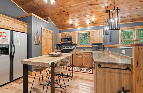 Beech Mountain House | Woodsy 2br Cabin Close to Beech Mtn Resort