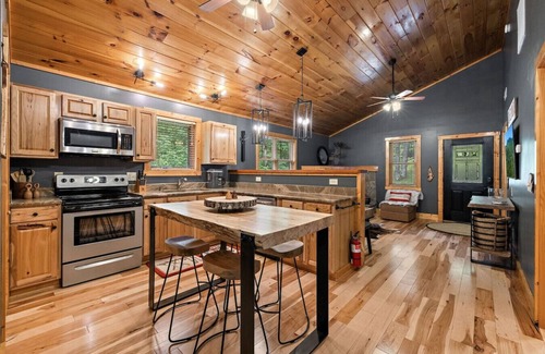 Beech Mountain House | Woodsy 2br Cabin Close to Beech Mtn Resort