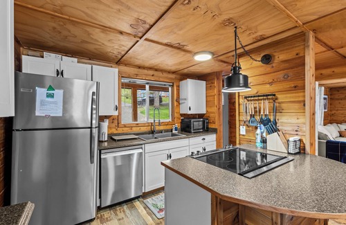 Belfair Cabin | Woodsy Lakefront Cabin near Hood Canal – Hot Tub, Outdoor Shower, Kayak + More
