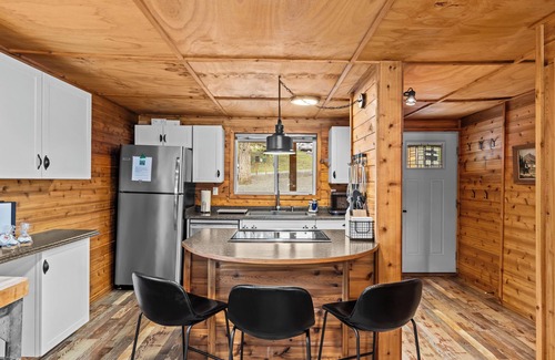 Belfair Cabin | Woodsy Lakefront Cabin near Hood Canal – Hot Tub, Outdoor Shower, Kayak + More