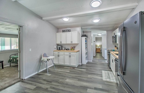 Pinetop-Lakeside Cottage | Woodsy Retreat w/Deck - 2 Mi to Rainbow Lake!