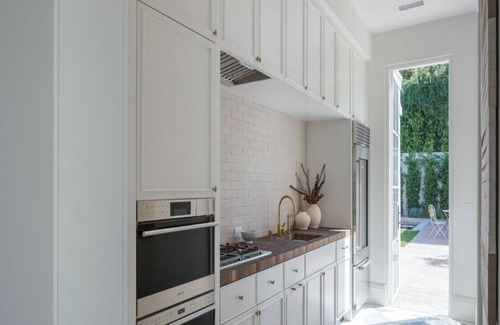 Sherman Oaks House | Woodvale Rd- Royal Oaks Retreat with Guest House & Captivating Views