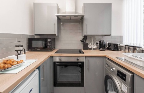 Liverpool Apartment | Woolton Rd Flat Near John Lennon Airport, Free Parking & Wifi - Pass the Keys