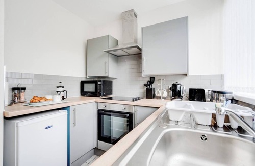 Liverpool Apartment | Woolton Rd Flat Near John Lennon Airport, Free Parking & Wifi - Pass the Keys