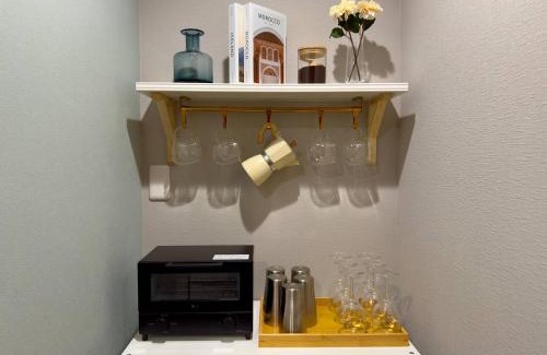 Kishiwada House | Work from home, King bed, 4-minute walk to station and convenience store, 65 TV, Netflix, Moka pot