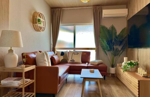 Kishiwada House | Work from home, King bed, 4-minute walk to station and convenience store, 65 TV, Netflix, Moka pot
