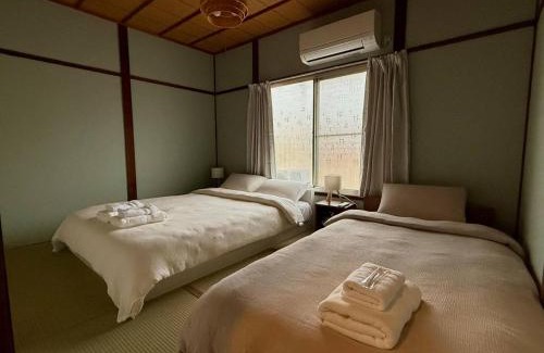 Kishiwada House | Work from home, King bed, 4-minute walk to station and convenience store, 65 TV, Netflix, Moka pot