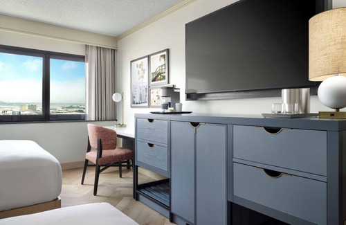 Los Angeles Hotel | Work Trip Ready! Executive LAX Room w/2 Queen Beds! Shuttle, Gym, Pool!
