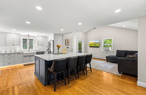 Foxboro House | World Cup Woods Retreat - AC, Fast WiFi, Privacy - 4 miles from Boston Stadium