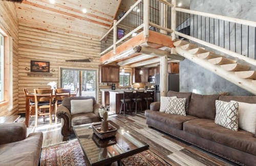 West Yellowstone Cabin | Wrangler’s Retreat | 7 Mi to YNP | Private Pond