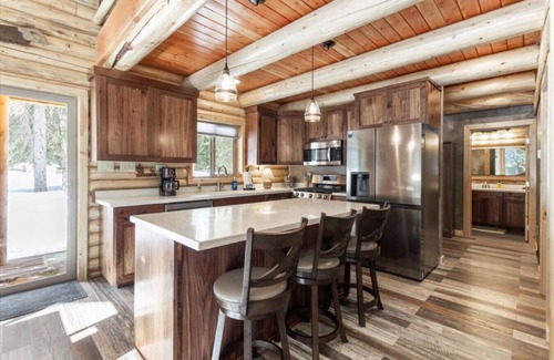 West Yellowstone Cabin | Wrangler’s Retreat | 7 Mi to YNP | Private Pond
