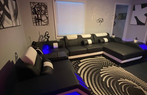 Blytheville House | Wright Way Oasis. 3-bedroom house 2 bath with a fitness room, Wi-Fi an Smart Tv