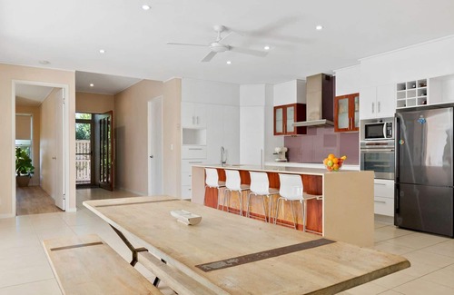 Wurtulla House | Wurtulla Beach Home 5 bedroom home 2 minutes from the patrolled beach