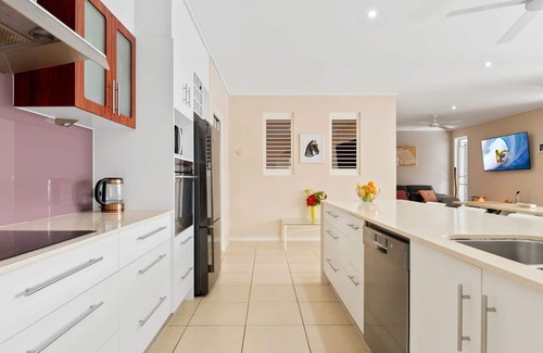 Wurtulla House | Wurtulla Beach Home 5 bedroom home 2 minutes from the patrolled beach
