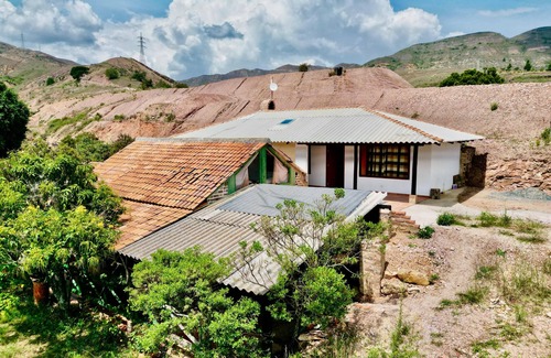 Villa de Leyva Cabin | Xie-Beautiful country cottage with private lake!