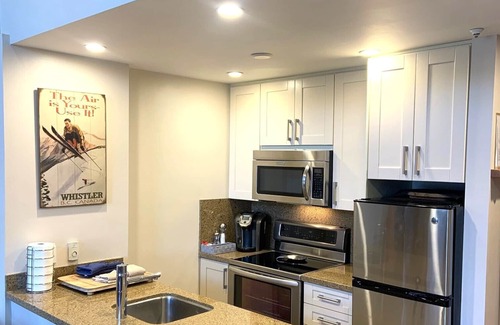 Upper Village Condo | XL Luxury Penthouse. Aspens. Ski-in ski-out. Kitchen 3beds. 3hot tubs. BBQ. Wii.