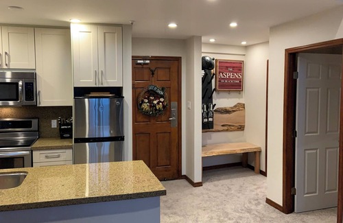 Upper Village Condo | XL Luxury Penthouse. Aspens. Ski-in ski-out. Kitchen 3beds. 3hot tubs. BBQ. Wii.