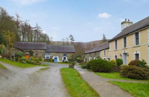 Llanybydder House | Y Beudy - Uk46191
