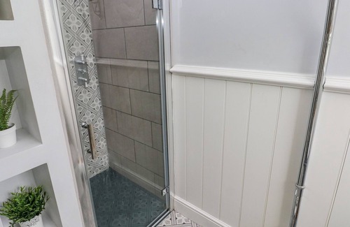 Pembrey House | Y BWYTHYN BACH, pet friendly, character holiday cottage in Burry Port