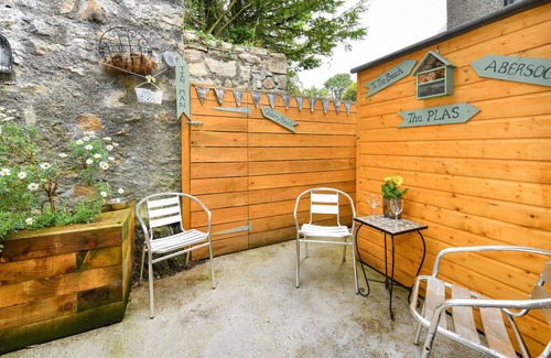 Llanbedrog Apartment | Y Cwtch - One Bedroom Apartment, Sleeps 2