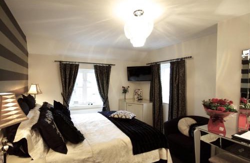 Dinas Cross Bed & Breakfast | Y Garth Luxury Bed and Breakfast