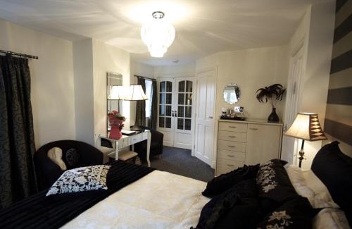 Dinas Cross Bed & Breakfast | Y Garth Luxury Bed and Breakfast